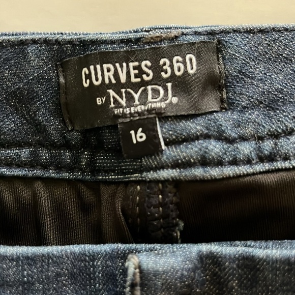 Curves 360 by NYDJ Boost Bermuda Sorts High Rise Size 16 - Picture 11 of 16